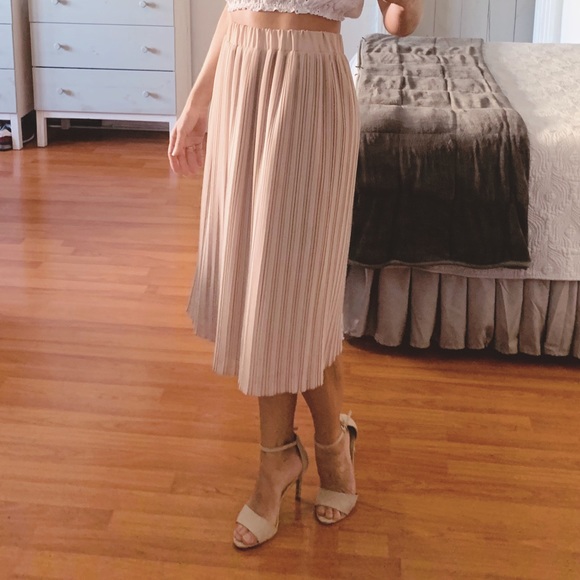 Zara Dresses & Skirts - Pleated Zara skirt